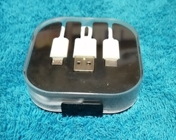 USB Nabíjecí kabel RATON se 2 konektory v plastové krabičce - bílá